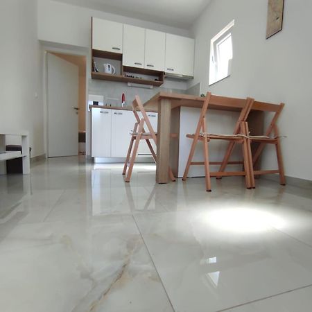 Apartment With Terrace And Garden Pirovac Extérieur photo