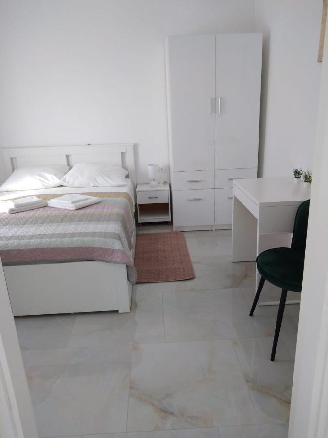 Apartment With Terrace And Garden Pirovac Extérieur photo