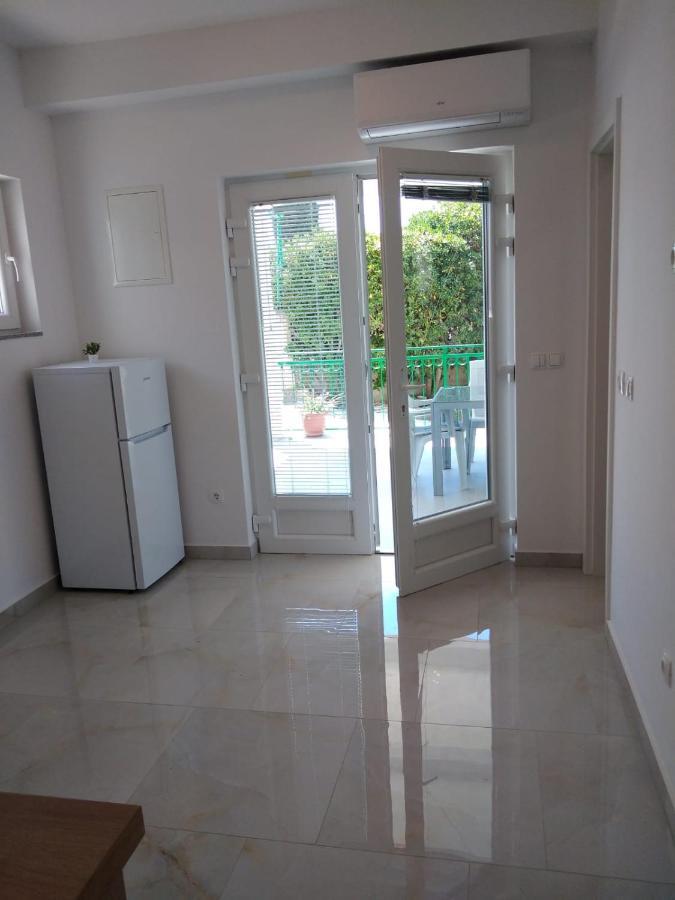 Apartment With Terrace And Garden Pirovac Extérieur photo