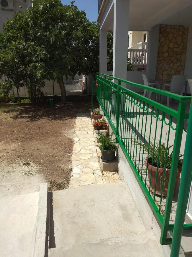 Apartment With Terrace And Garden Pirovac Extérieur photo