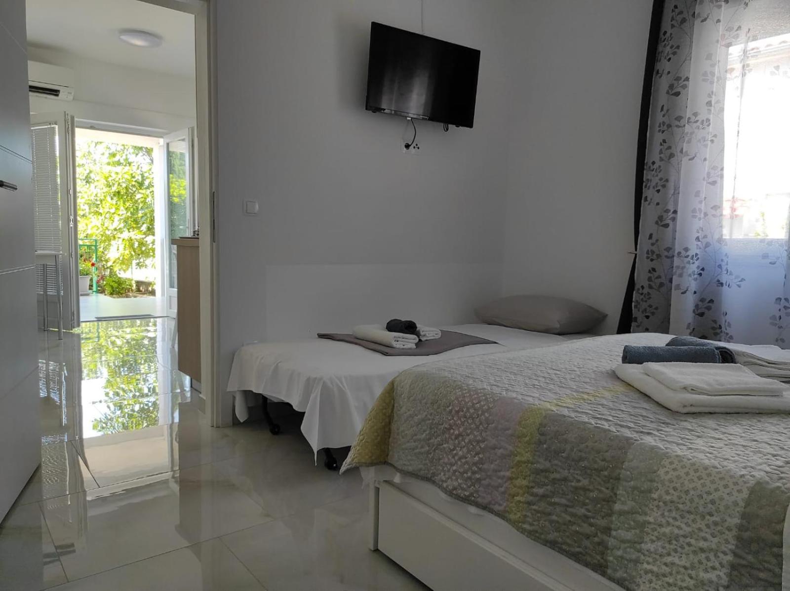 Apartment With Terrace And Garden Pirovac Extérieur photo
