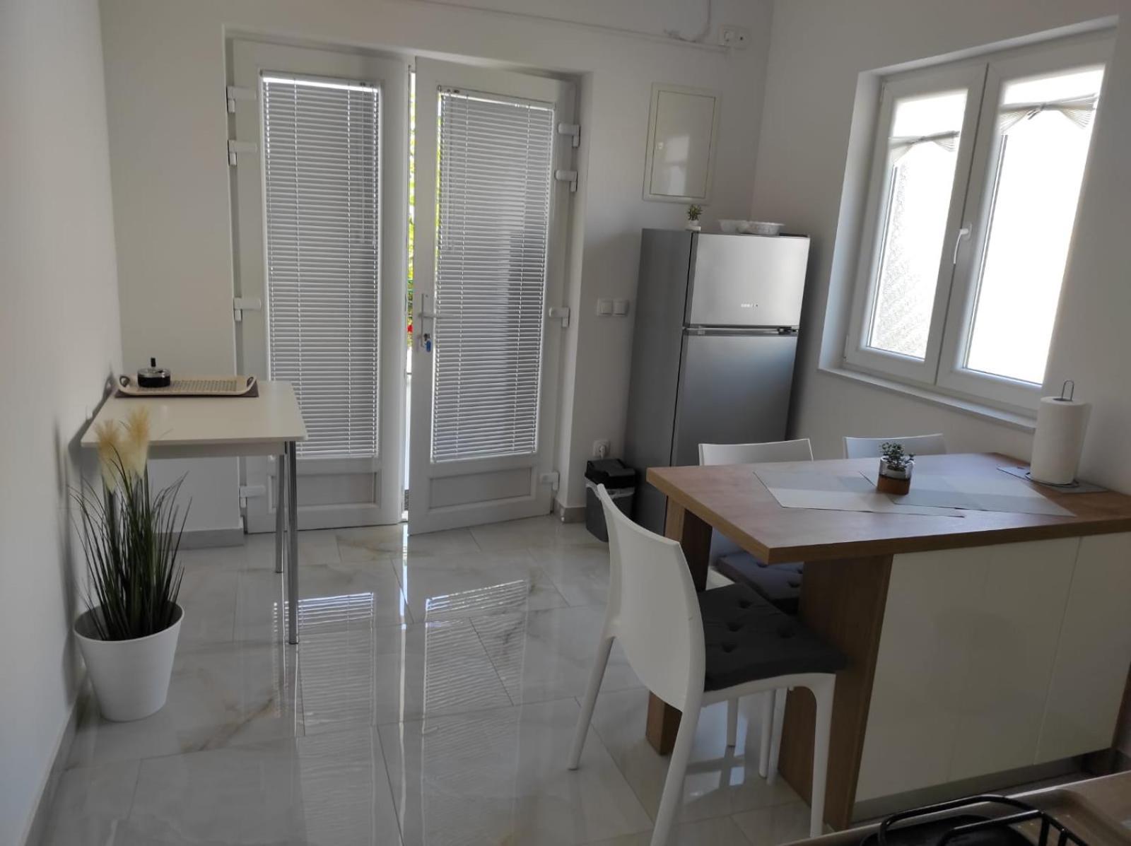 Apartment With Terrace And Garden Pirovac Extérieur photo